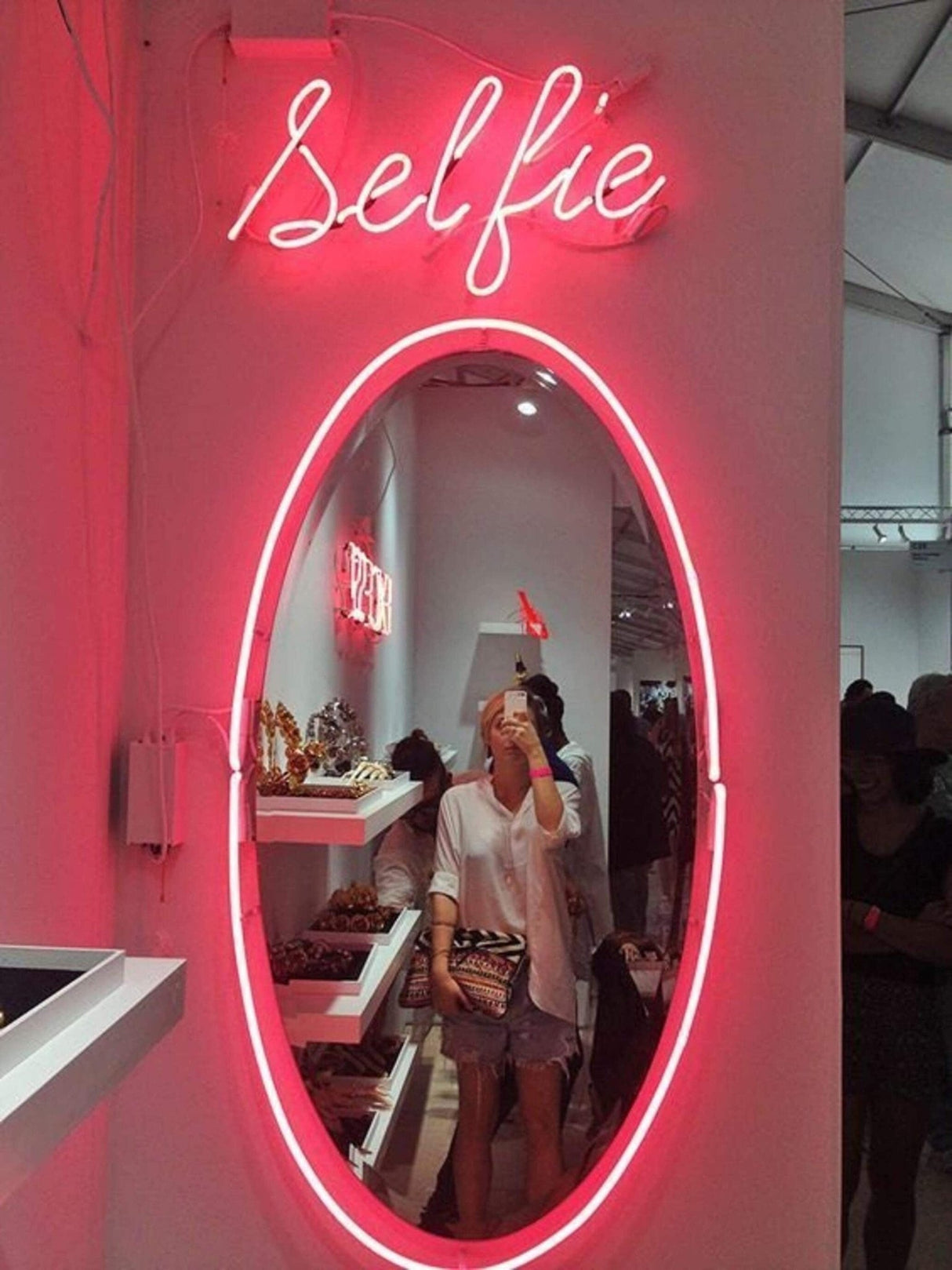 Selfie neon mirror - CityNeon